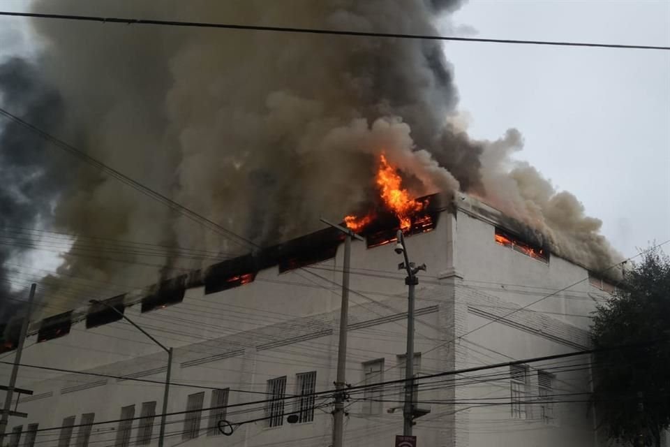 Al menos cuatro células de vulcanos trabajan de manera simultánea al interior del edificio.