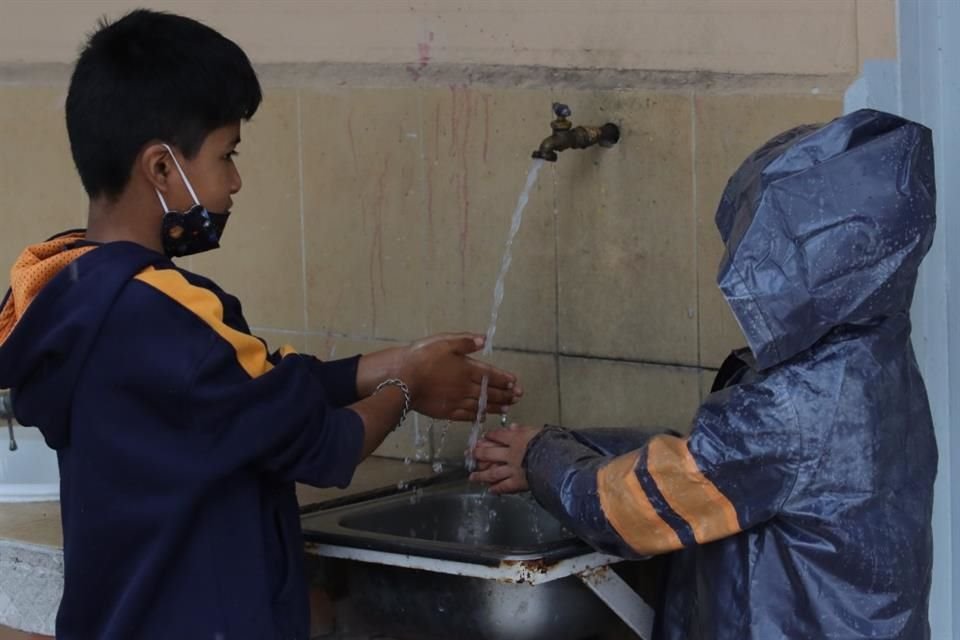 Los estudiantes por fin pueden lavarse las manos con agua de la llave, aunque un estudio reveló que no es potable.