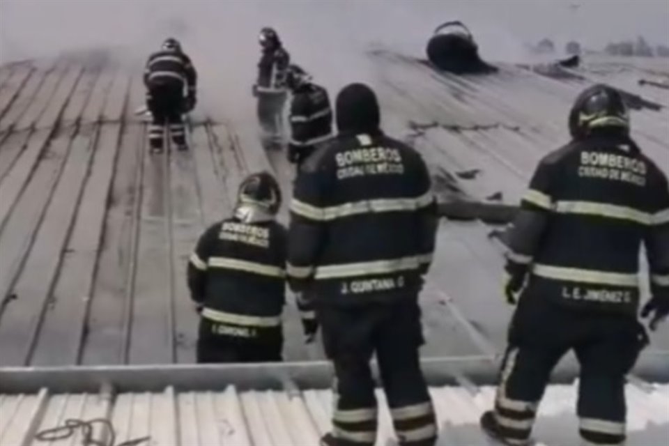 Tras 4 horas y media, Bomberos de la CDMX extinguieron incendio de una bodega de ropa en la Colonia Morelos; no hubo personas lesionadas.