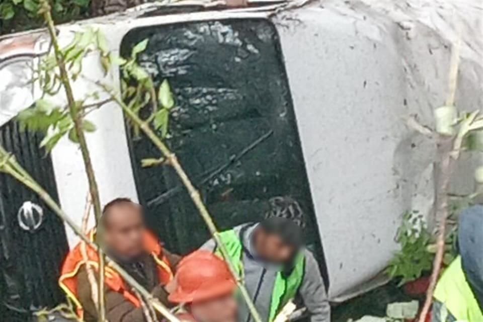 Según reportes de las autoridades, a bordo viajaban 18 trabajadores de la construcción, quienes resultaron lesionados.