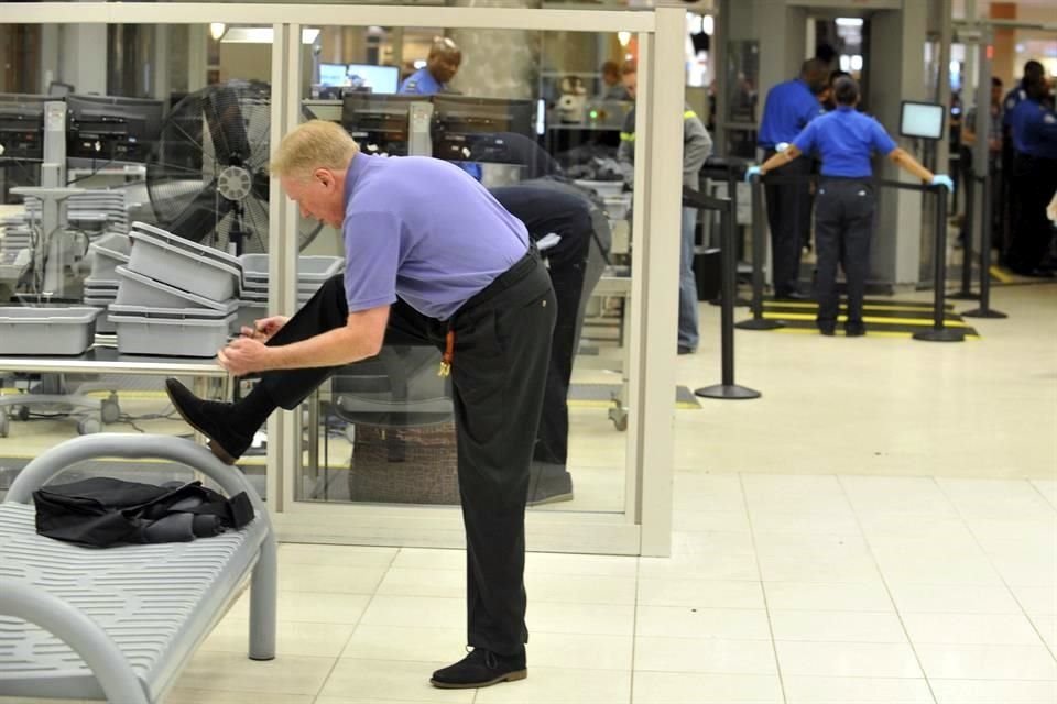 Luego de 20 años, los viajeros ya no deberán quitarse los zapatos durante controles de seguridad en aeropuertos de EU, según nueva norma.