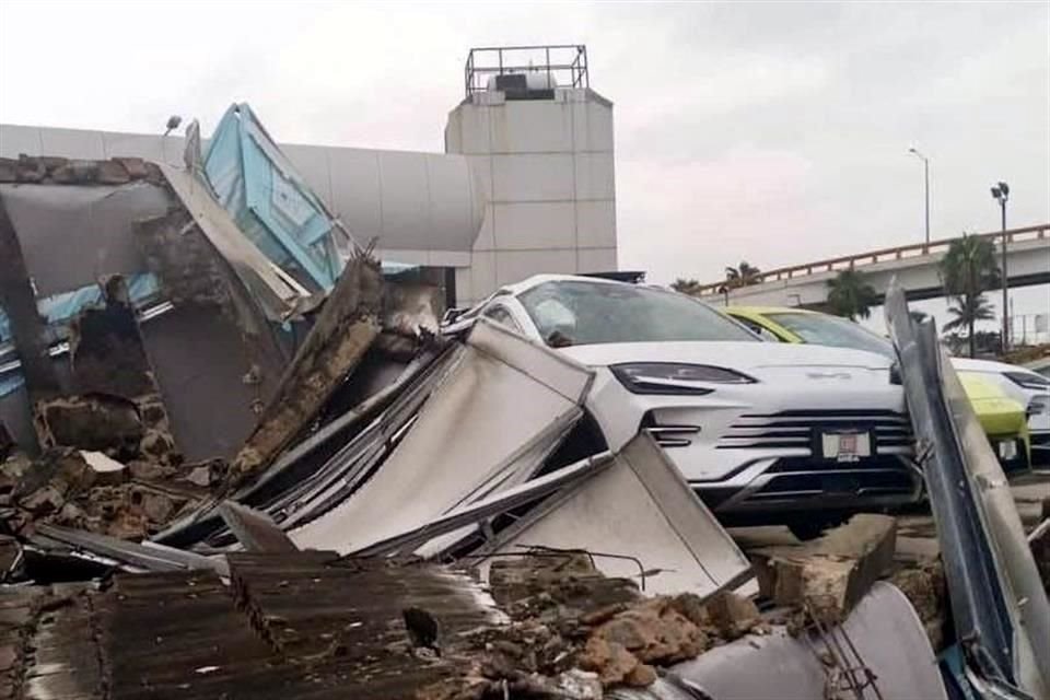 La barda en una agencia automotriz se derrumbó.