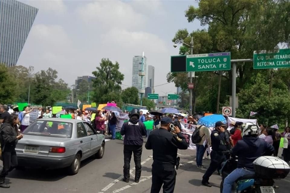 Los manifestantes bloquearon la circulación vial sobre Paseo de la Reforma, a la altura del Metro Auditorio, en donde fueron encapsulados