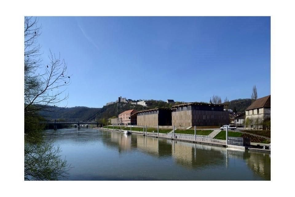 El Centro de Arte y Cultura de Besanzón, en Francia, proyectado por el arquitecto Kengo Kuma simboliza, a su vez, el encuentro entre la ciudad y la naturaleza.