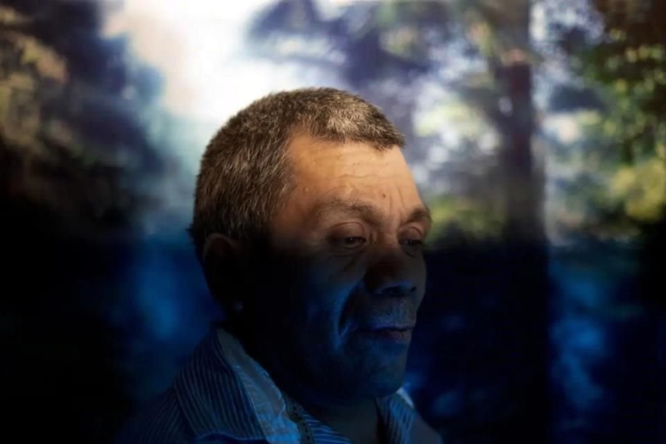 La obra de la fotógrafa Denis Serrano analiza el machismo como arma de doble filo en México, donde los problemas de salud mental de los hombres se revelan como telón de fondo de la violencia de género en el espacio público.