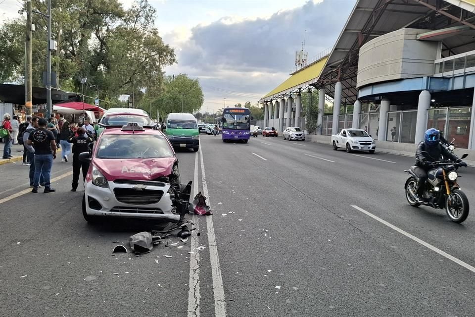 Un taxista embistió a una joven de 23 años, trabajadora de limpia, afuera del Metro Oceanía.