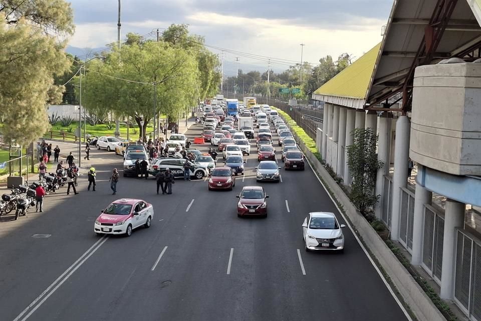 El chofer del taxi detuvo su marcha unos metros adelante del accidente, luego de que otros conductores lo siguieron.