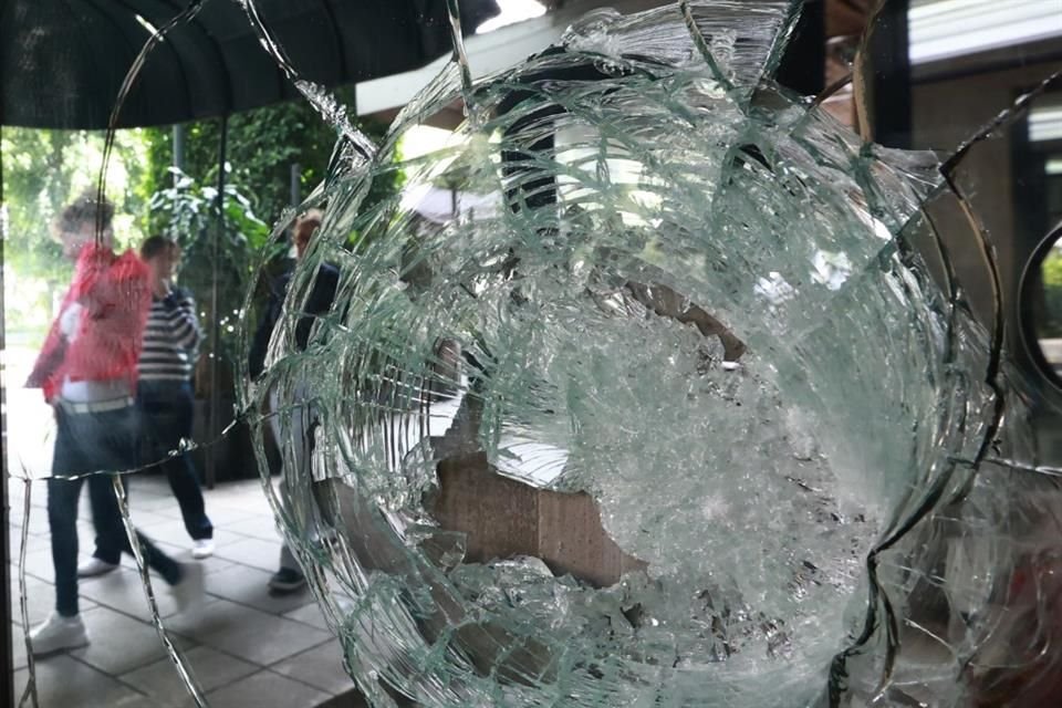 Ayer, establecimientos cambiaban los ventanales de vidrio y madera.