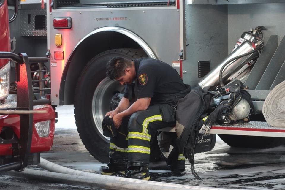 Bomberos se vieron obligados a usar oxígeno tras atender la emergencia.