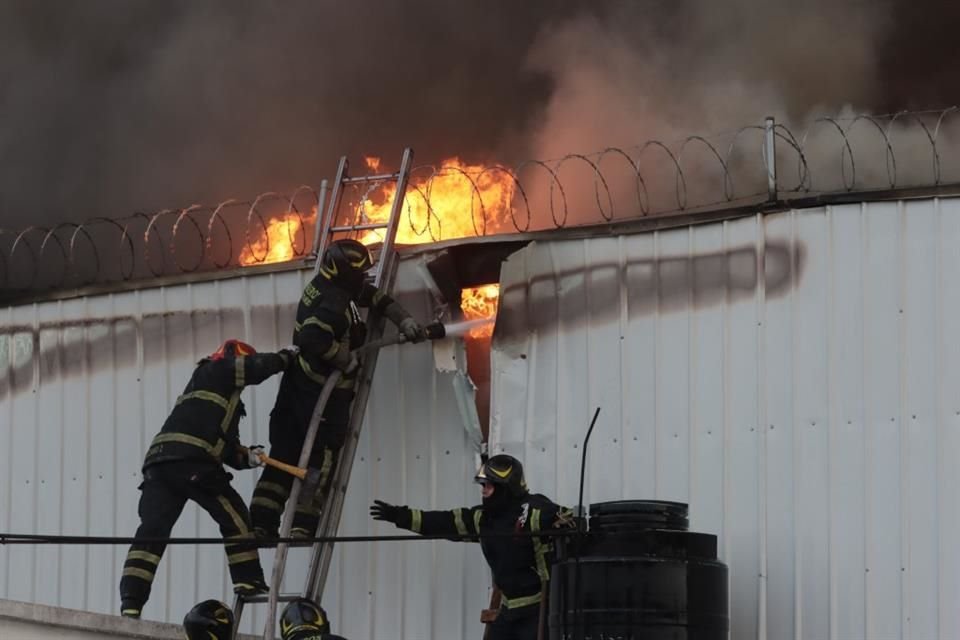 FUEGO. Los vulcanos utilizaron un escalera telescópica y rompieron parte de la techumbre para combatir el siniestro.