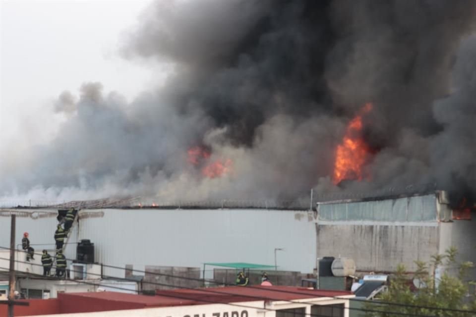 La columna de humo era perceptible desde el Centro y el Norte de la Ciudad.