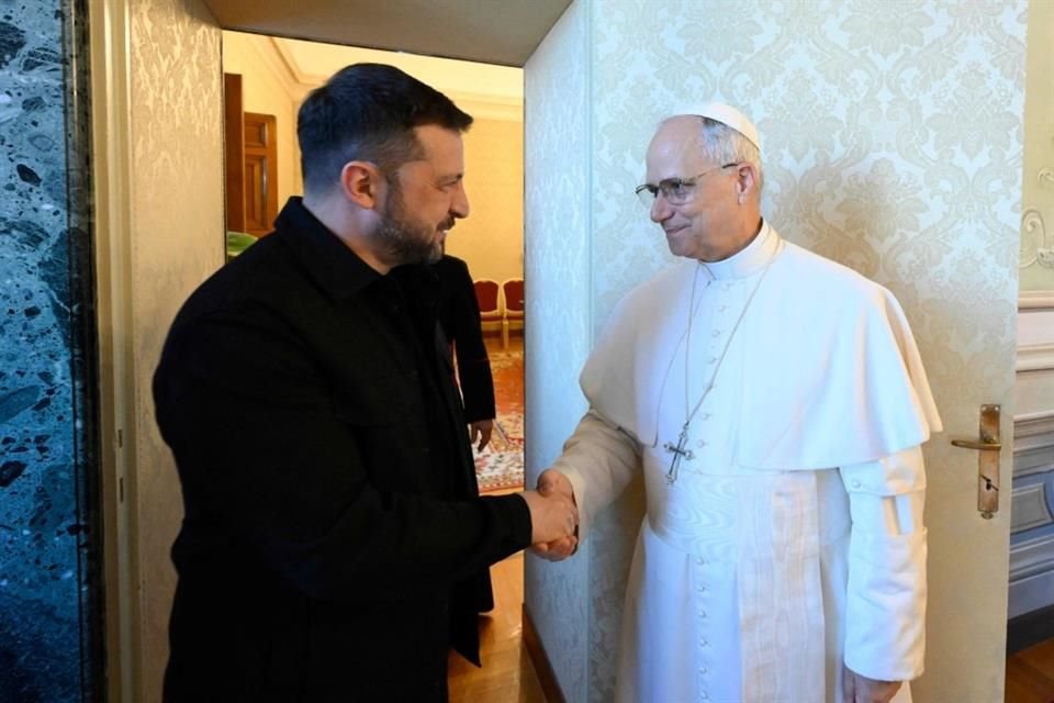El Presidente de Ucrania, Volodymyr Zelensky, se reunió con el Papa León XIV, quien le dijo Vaticano podría albergar conversaciones de paz.