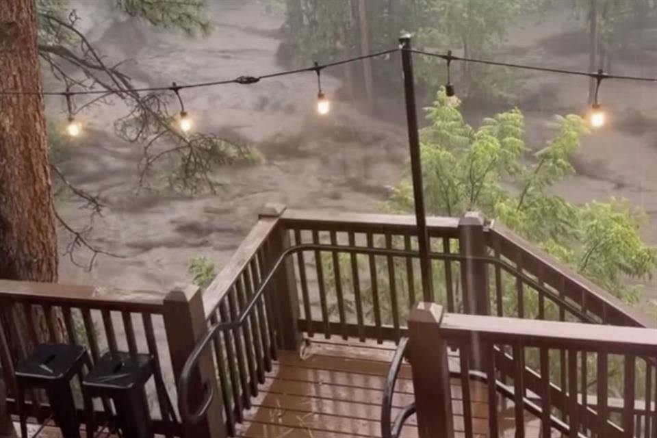 Tres personas murieron a causa de inundaciones repentinas en Ruidoso, un pequeño pueblo estadounidense de Nuevo México.