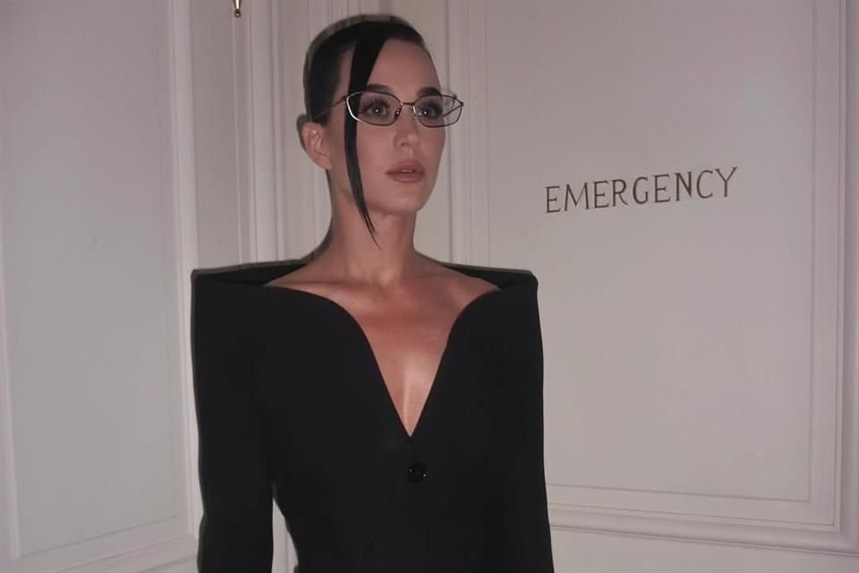 Katy Perry acompañó a Lauren Sánchez en el desfile de Balenciaga en París, días después de confirmar su separación de Orlando Bloom.