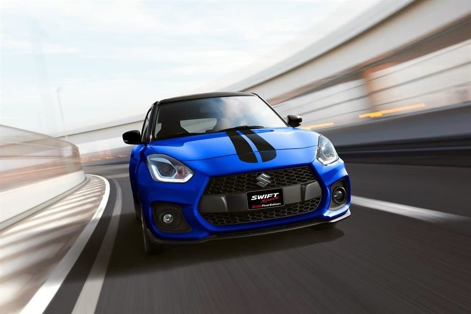 El Swift Sport Final Edition cuenta con detalles conmemorativos tanto en exteriores como en interiores.