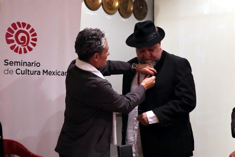 El arquitecto Felipe Leal, presidente del Seminario de Cultura Mexicana, entregó la distinción al poeta Francisco Magaña.