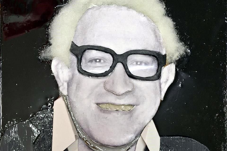 El Museo del Estanquillo presenta un retrato de Carlos Monsiváis elaborado con MDF, cartón, papel fotográfico, guata, porcelana fría y resina.