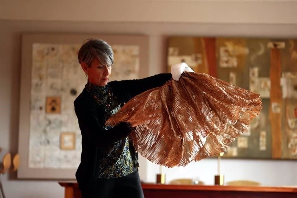 La coreógrafa muestra el vestuario que confeccionó para la obra 'Libre pastoreo', una de las piezas que estrena en Bellas Artes. 