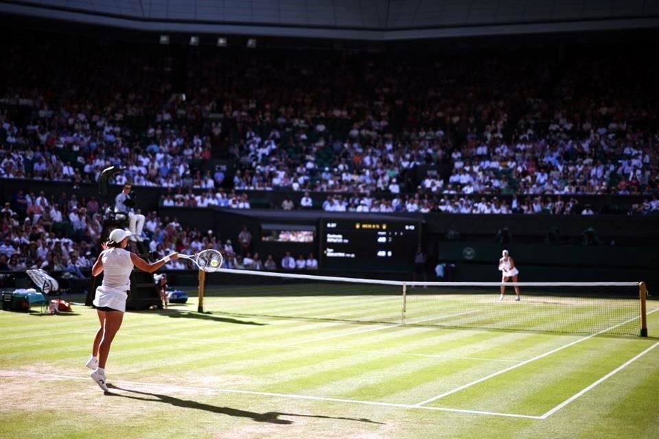 La polaca acecha ser la nueva reina de Wimbledon.