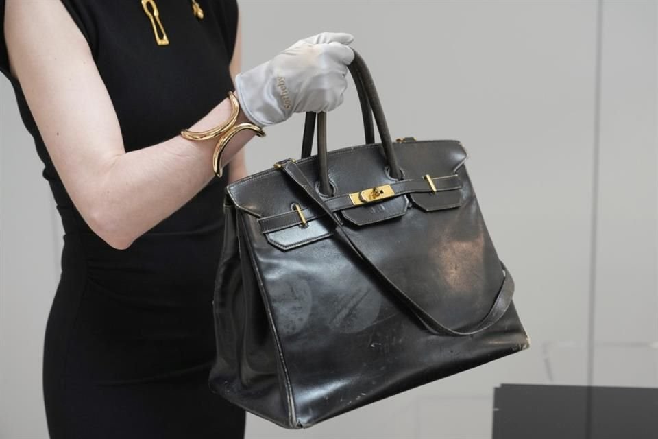 El bolso original de Jane Birkin se subastó en París por más de 10 mdd, rompiendo récord como el artículo de moda más caro.