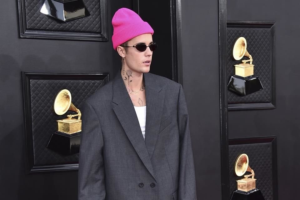 Pero el regreso de Bieber no se limita a la música, pues también lanzó su nueva marca de moda, Skylrk, cuyo debut estaba previsto desde hace más de dos años.