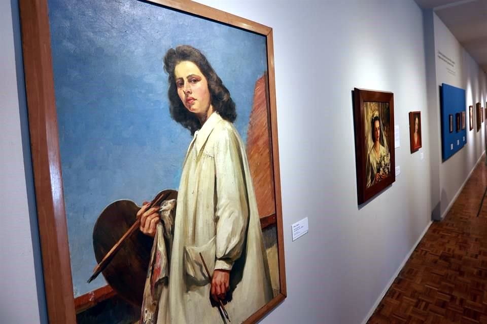 Con los ojos puestos en el espectador, Pilar Calvo pintó su 'Autorretrato al exterior' en una época en la que el trabajo pictórico de las mujeres era recibido con prejuicios de género.