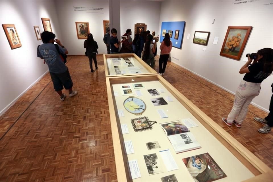 La exposición 'Pilar Calvo. Travesías de trazo y color' reúne alrededor de 40 piezas, entre obras y documentos.