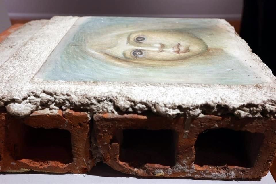 La exposición logra mostrar la amplitud y diversidad de la producción de Pilar Calvo, compuesta por autorretratos, retratos, paisajes, bodegones, pinturas religiosas y hasta frescos.