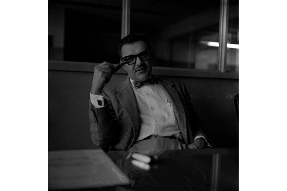 Luis Mario Cayetano Spota Saavedra Ruotti Castañares es el nombre completo del escritor y periodista Luis Spota, aquí fotografiado hacia 1954.