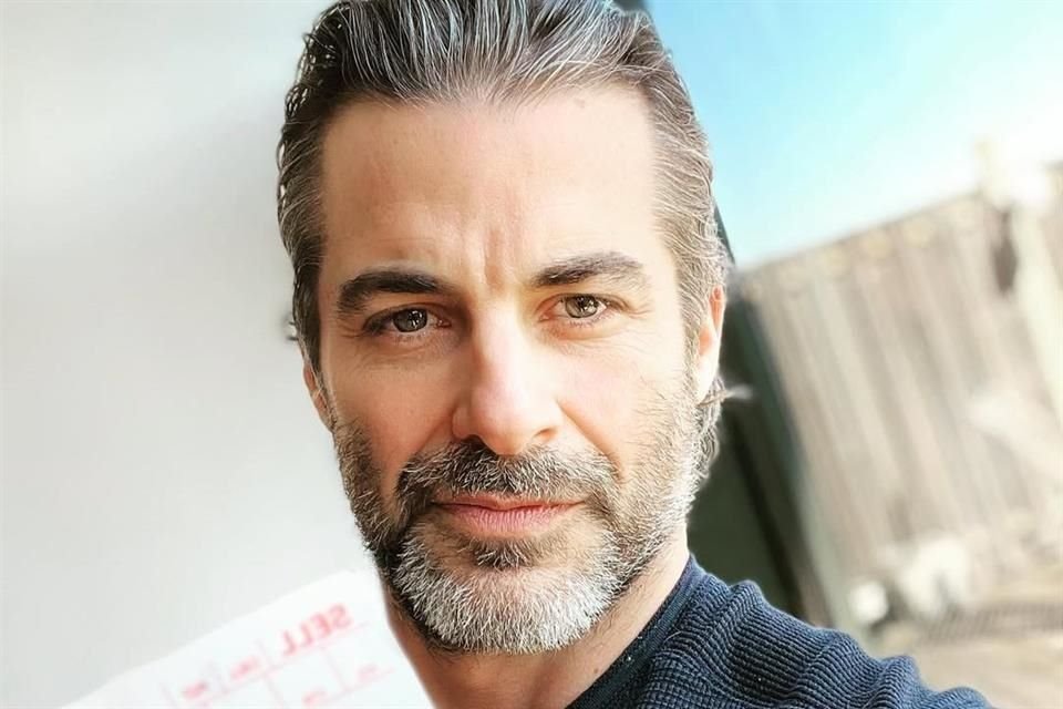 Curtis es un experto en bienestar, coach transformacional y maestro hipnoterapeuta con más de medio millón de seguidores en Instagram.