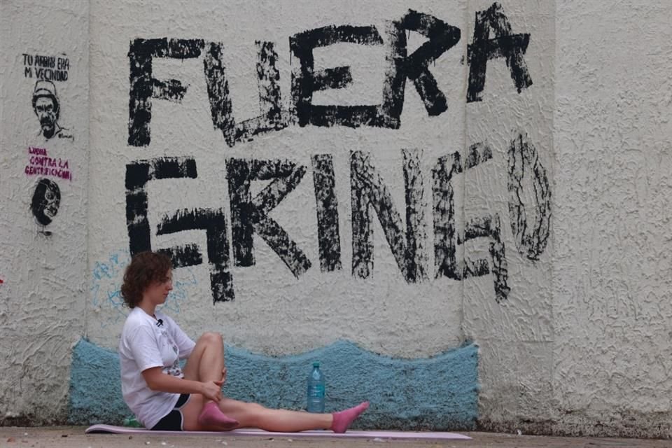 Las protestas anti-gentrificación generan temor en sector hotelero por posibles impactos turísticos.