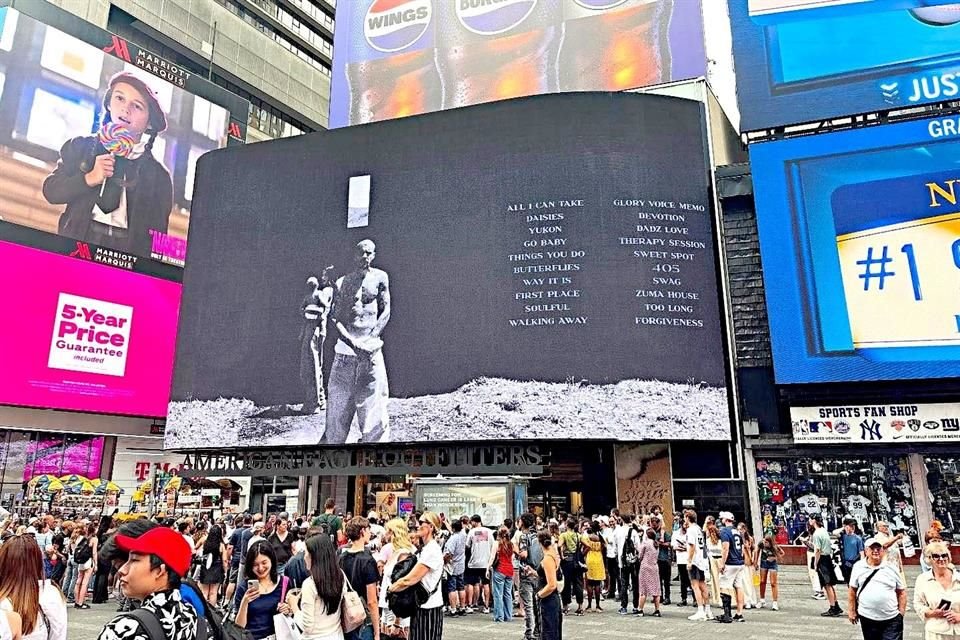En Times Square se revelaron este jueves las canciones de su disco.