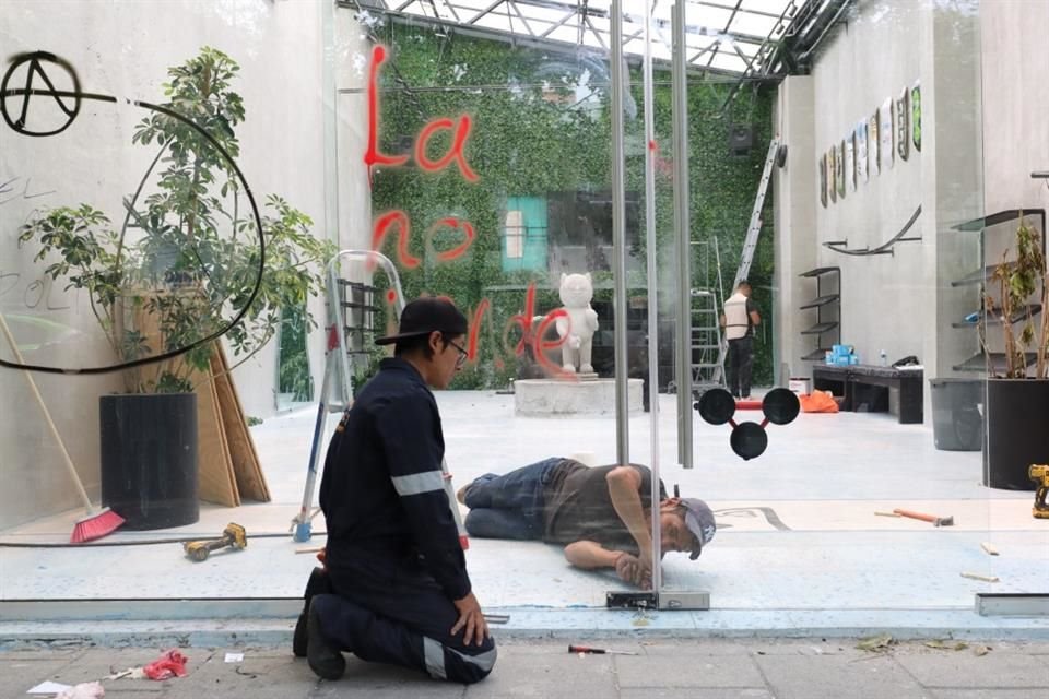 SAQUEO TOTAL. En sólo ocho minutos, manifestantes sustrajeron toda la mercancía de la boutique Ripndip ubicada en la Calle Orizaba, durante la protesta anti-gentrificación.