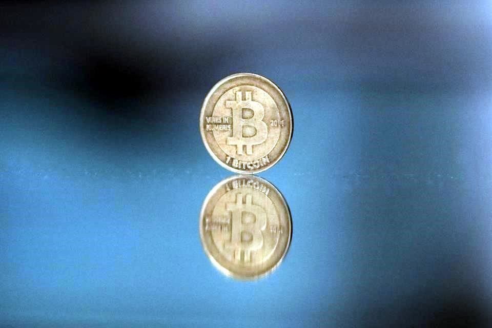 En las últimas 24 horas se esfumaron más de mil 300 millones de dólares en inversiones apalancadas en criptomonedas, según datos de CoinGlass.