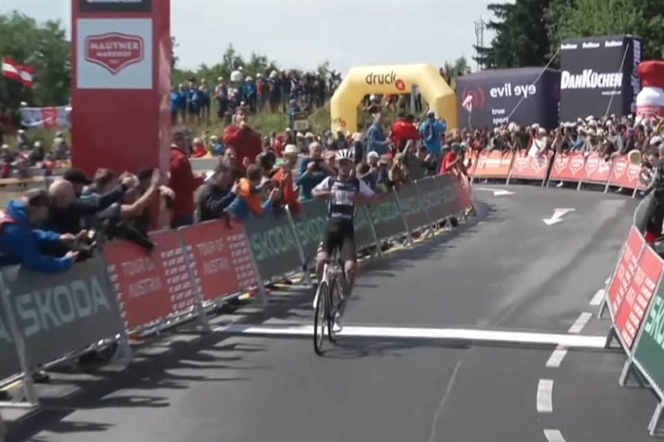El ciclista mexicano Isaac del Toro ganó la tercera etapa del Tour de Austria y está segundo en la clasificación general.