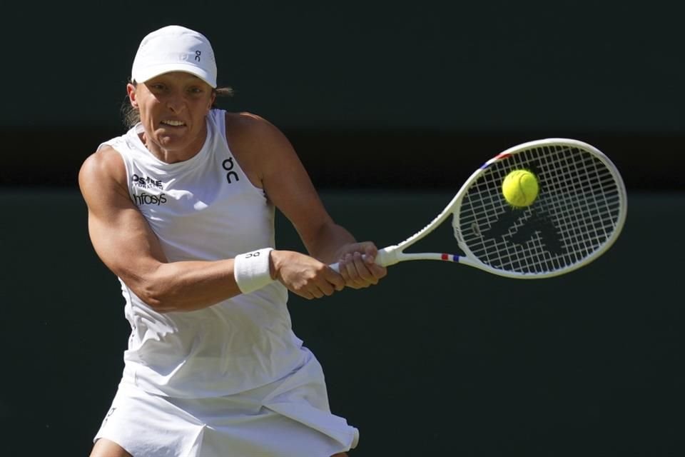 Iga Swiatek en acción durante la Final de Wimbledon.