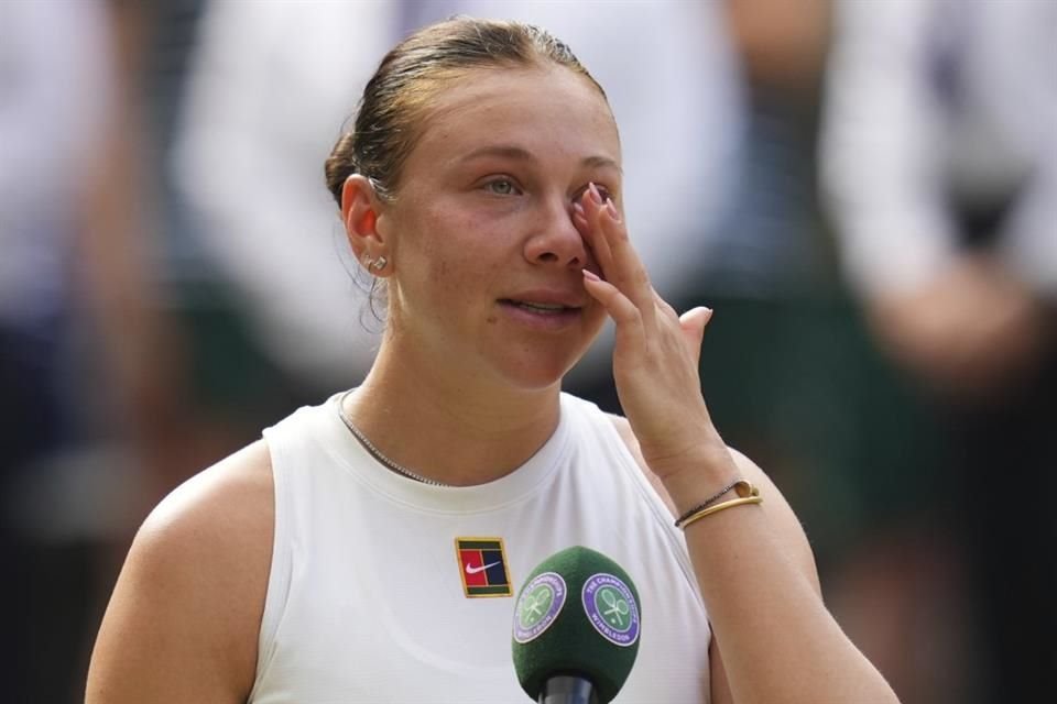 Anisimova no pudo contener el llanto al dar unas palabras al final del encuentro.