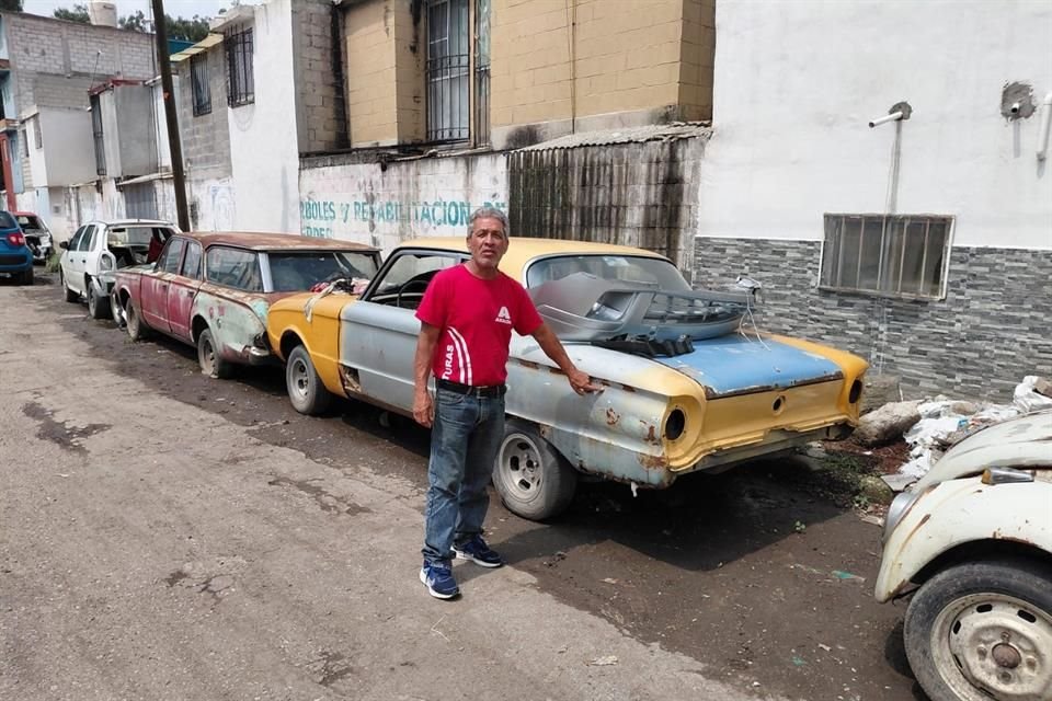 Vehículos que permanecían estacionados resultaron afectados por las anegaciones. Carlos Reyes señaló la altura que alcanzó el agua.