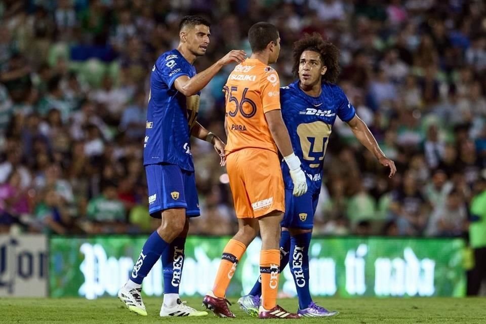Rodrigo Parra tuvo un error en el segundo gol de Santos al no despejar el balón, por lo que sus compañeros le pidieron concentración.