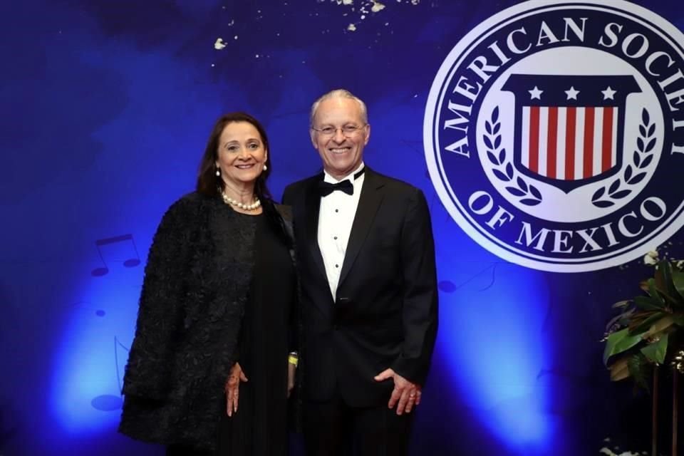 José Medina Mora acudió a la cena en honor al nuevo Embajador de Estados Unidos en México.