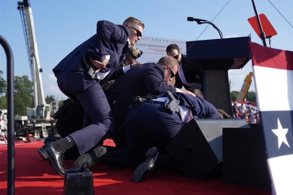 Agentes del Servicio Secreto de EU cubren a Donald Trump tras un intento de asesinato, el 13 de julio del 2024.