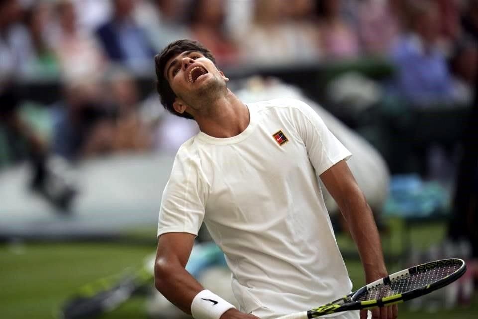 Carlos Alcaraz dejó ir una gran oportunidad en el cuarto set para igualar 4-4, pero falló.