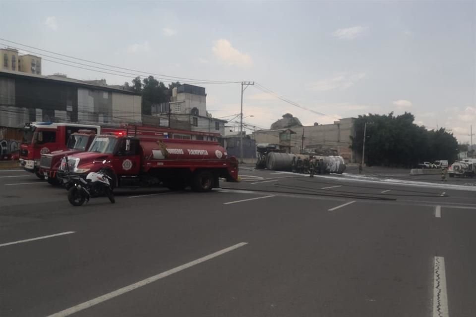 Fuga de gasolina tras volcadura de pipa en Tlalnepantla; tráfico desviado y bomberos en acción.