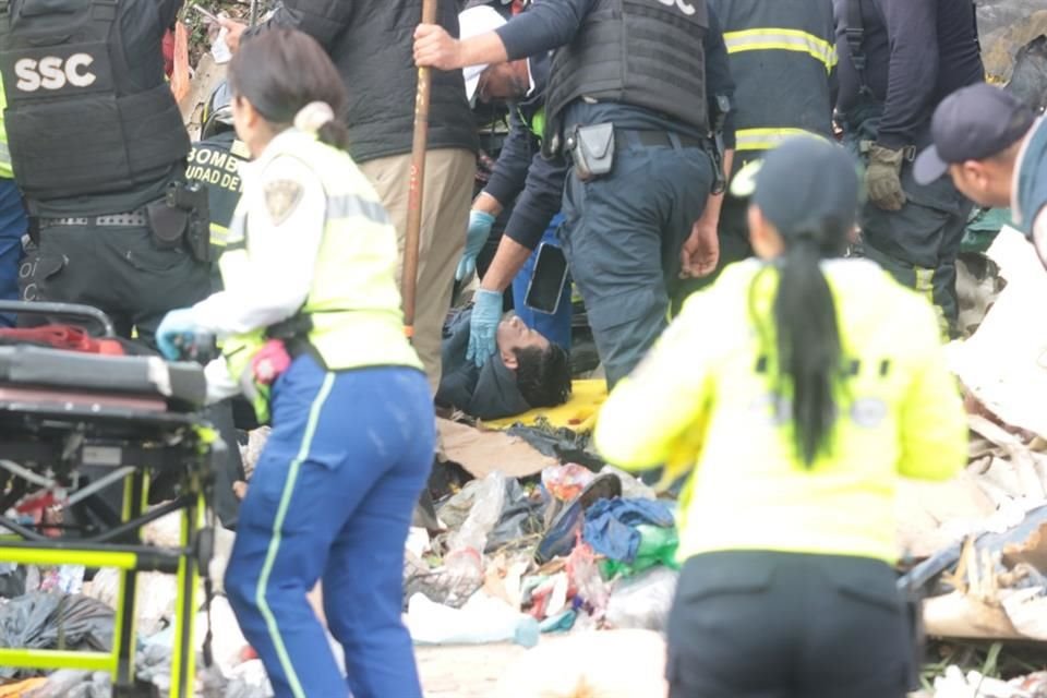 Un tráiler cargado de basura volcó y aplastó a un hombre qué pasaba por el lugar.