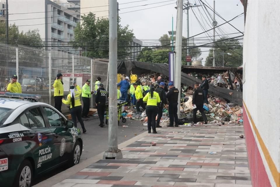 Elementos del ERUM rescataron al hombre con ayuda de palas y con sus propias manos.