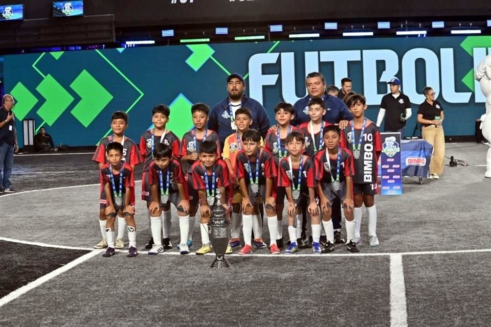El Colegio Valladolid Cancún se quedó con el subtítulo de la rama varonil en el Futbolito Bimbo 2025.
