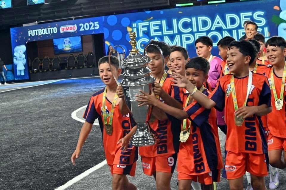 Los Dolphins de Playas Elementary HS se consagraron campeones nacionales de la edición 61 del Futbolito Bimbo en la rama varonil.