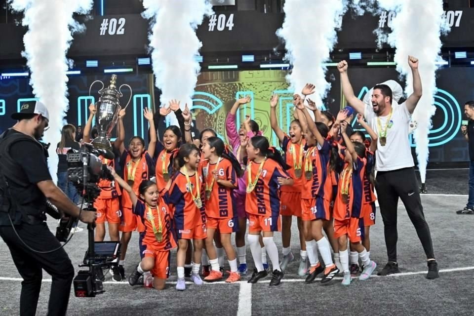 El equipo femenil del Colegio El Arca se quedó con el trofeo nacional de la rama femenil en la edición 61 del Futbolito Bimbo.
