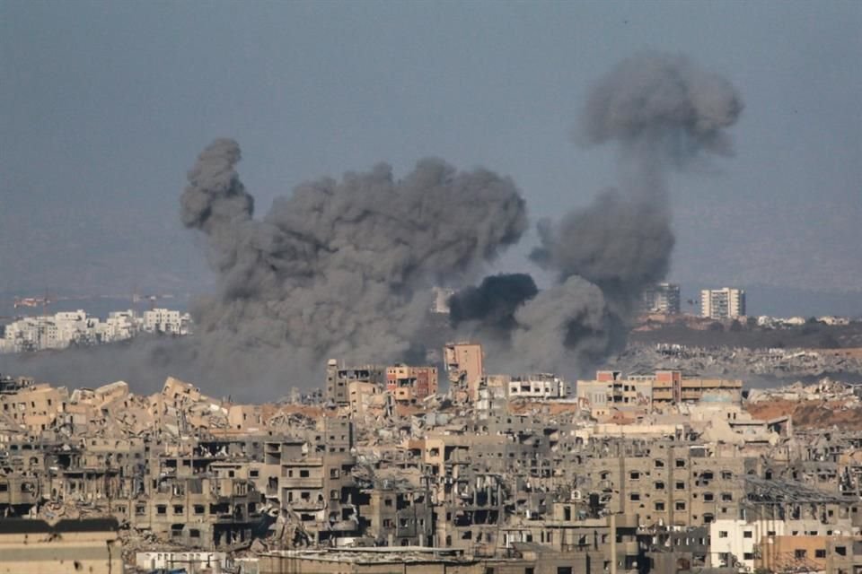 Humo provocado por ataques israelíes en la Franja de Gaza, el 13 de julio del 2025.