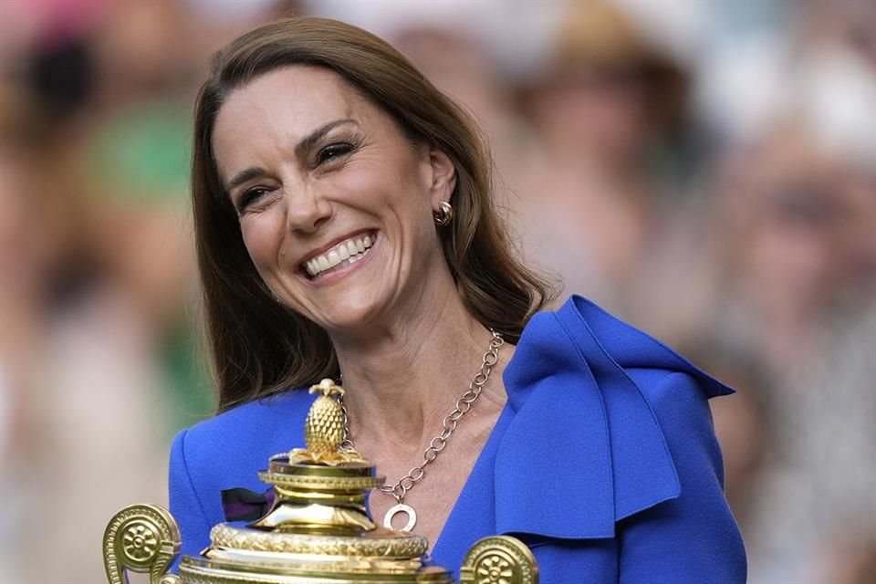 Kate Middleton entrega el trofeo al campeón de Wimbledon, Jannik Sinner, tras una emocionante final.